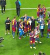 Messi ukazuje novinářům jsné gesto-je to mé třetí vítězství v Champions l.